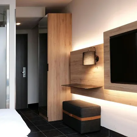 Hotel Four Dusseldorf Airport 4*